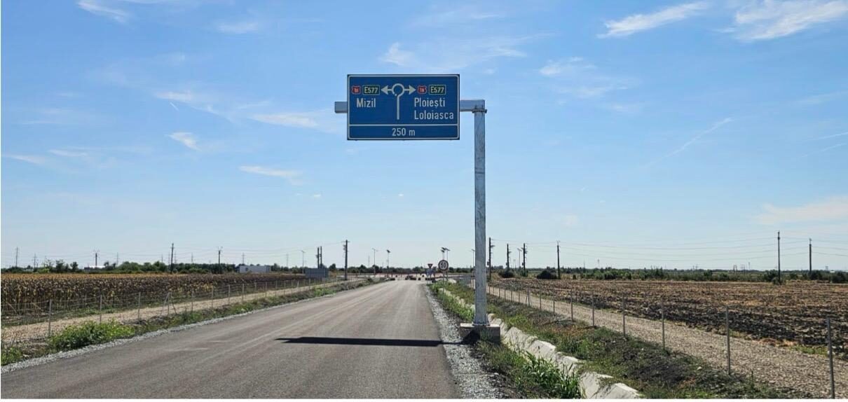 Portal metalic cu indicator rutier pe drum expres
