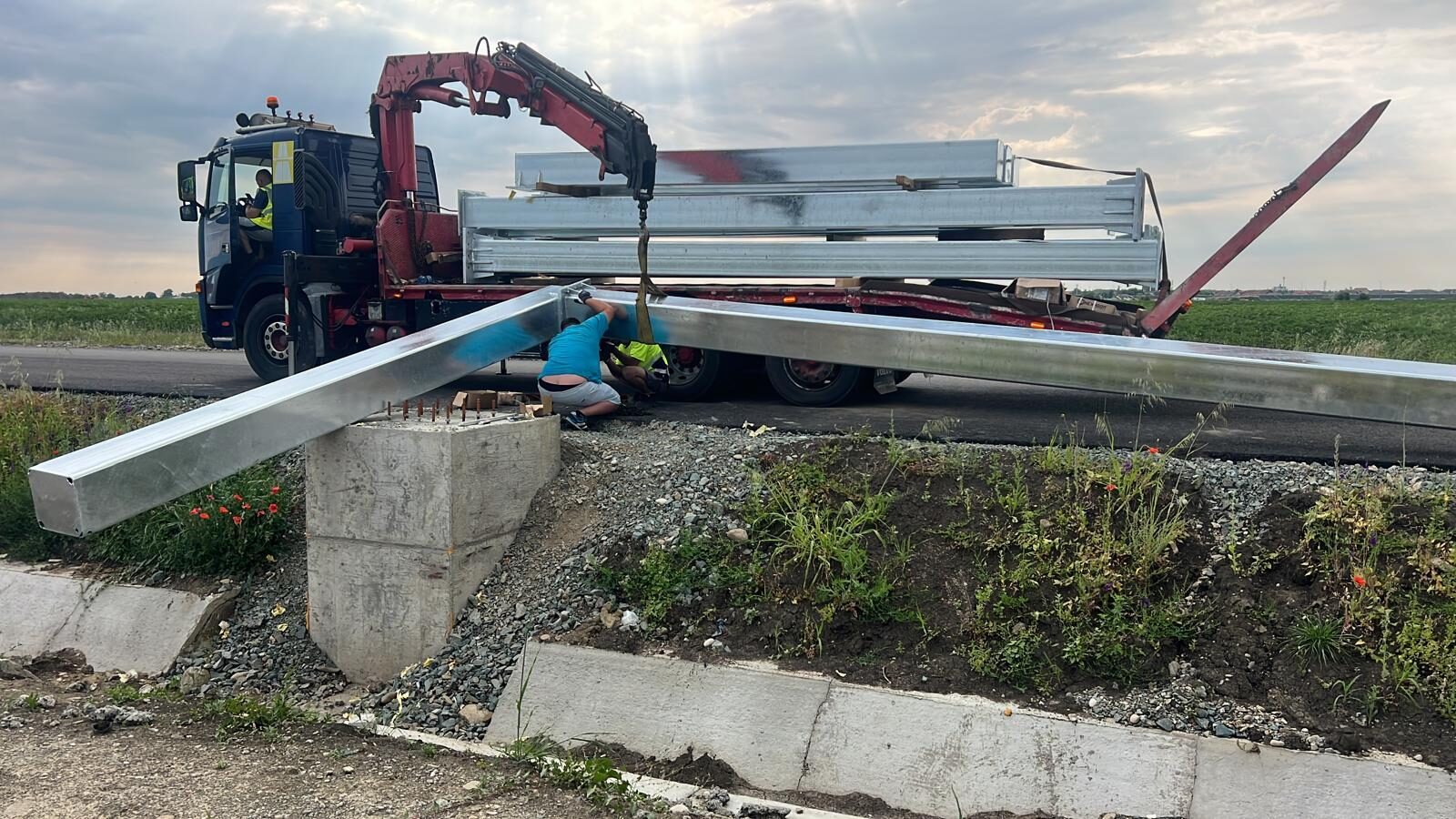 Montaj parapet metalic de siguranță pe infrastructură rutieră
